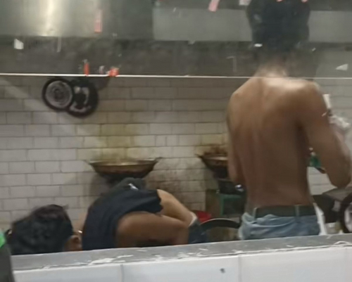 Viral Karyawan Ayam Jatinangor Masak Tak Pakai Baju, Outlet Langsung Ditutup