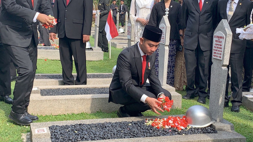 Momen Gibran Tabur Bunga di Makam Para Pahlawan