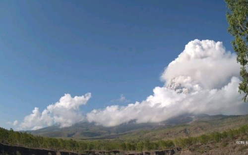 Gunung Lewotobi Laki-Laki Erupsi dan Luncurkan Awan Panas Pagi Ini