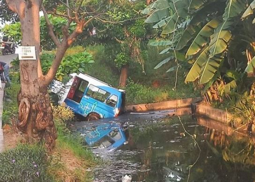 Diduga Tak Kuat Nanjak, Angkot Jaklingko Nyemplung di Parit BKT Cilincing Jakut