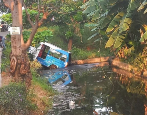 Angkot JakLingko Nyemplung ke Parit BKT, Korban Jiwa Nihil