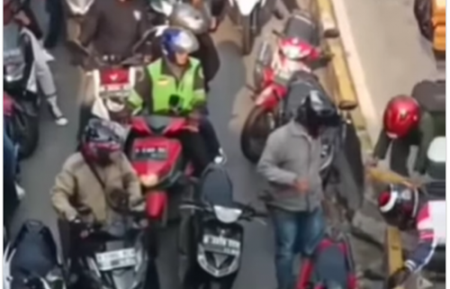 Miris! Pemotor Nekat Bongkar Separator Busway Gegara Terjebak Macet di Cengkareng