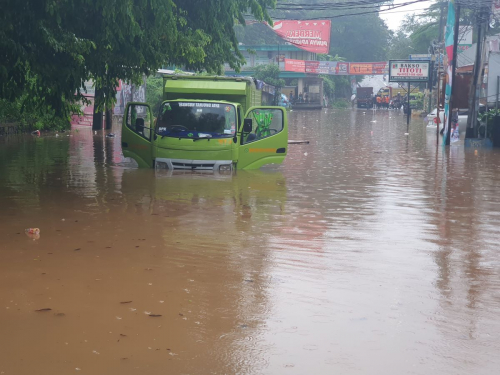 Penampakan Truk Mogok Terendam Banjir di Ciputat Tangsel