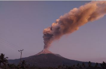 Akses Sulit, Bantuan ke Korban Erupsi Gunung Lewotobi Laki-Laki Disalurkan Lewat Laut