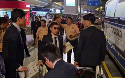 Tampil Keren dengan Jas, Hajime Moriyasu dan 4 Pemain Jepang Tiba di Jakarta Jelang Lawan Timnas Indonesia