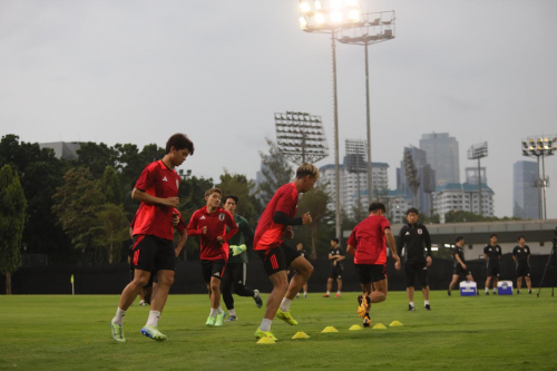 Timnas Jepang Gelar Latihan Perdana di Jakarta: Diguyur Hujan, Lapangan Ditutup Kain