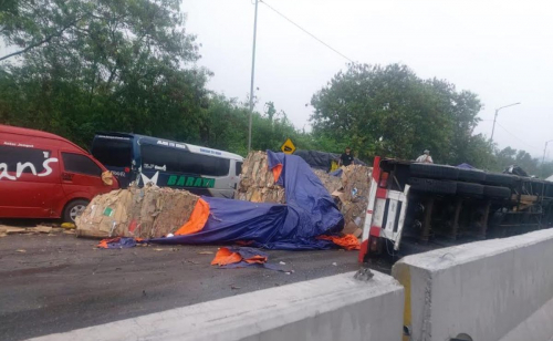 Kecelakaan Beruntun di Tol Purbaleunyi Libatkan Truk Pengangkut Kardus