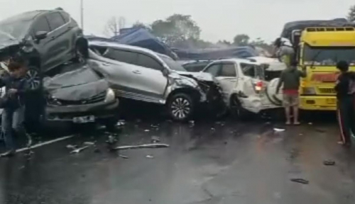 Petugas Berjibaku Evakuasi Kecelakaan Beruntun di Tol Purbaleunyi