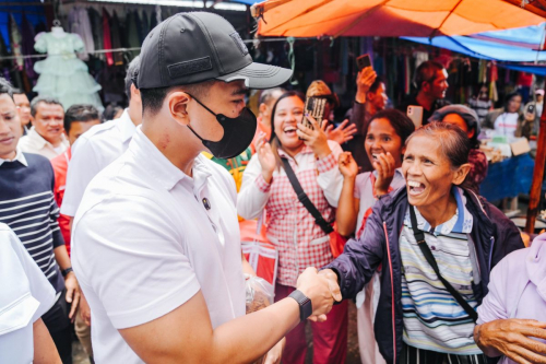 Kaesang Blusukan ke Pasar Humbang Hasundutan, Warga: Itu Anaknya Pak Jokowi, Foto Mas