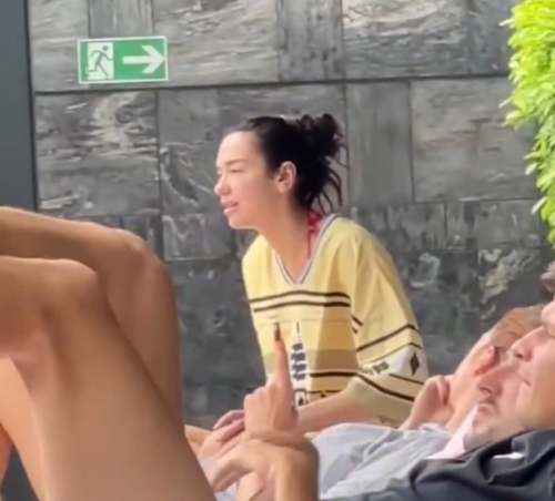 Viral Video Dua Lipa di Jakarta Usai Batal Konser di Jakarta, Netizen: Mukanya Keliatan Sedih Banget