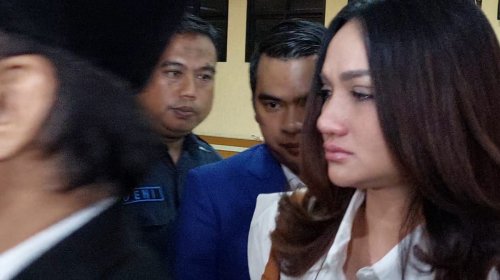 Mediasi dengan Andrew Andika, Tengku Dewi Putri Menangis di Ruang Sidang