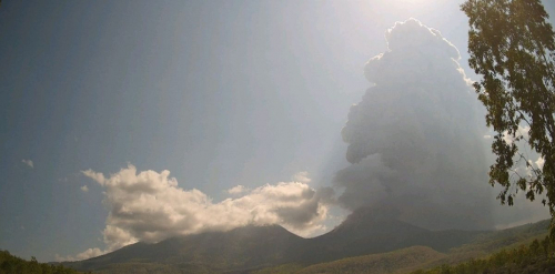 Kemarin, Gunung Lewotobi Laki-Laki Alami 17 Kali Letusan