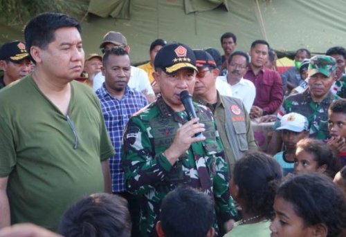 Panglima TNI Tinjau Lokasi Terdampak Erupsi Gunung Lewotobi Laki-laki di NTT