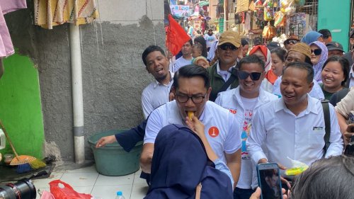 kunjungi-pasar-muara-angke-ridwan-kamil-ngerujak-bareng-warga