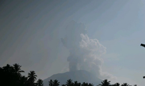 Gunung Ibu Meletus Pagi Ini, Semburkan Abu Vulkanik 1,5 Km di Atas Puncak