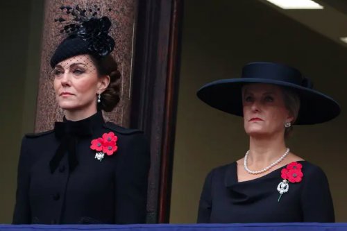 potret-kate-middleton-hadiri-upacara-rememberance-day-tampil-elegan-dengan-setelan-all-black