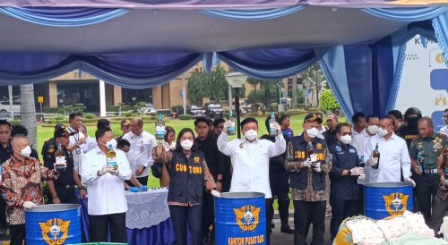 transaksi-penyelundupan-rp216-triliun-sri-mulyani-dikawal-bg-musnahkan-miras-ilegal-cs