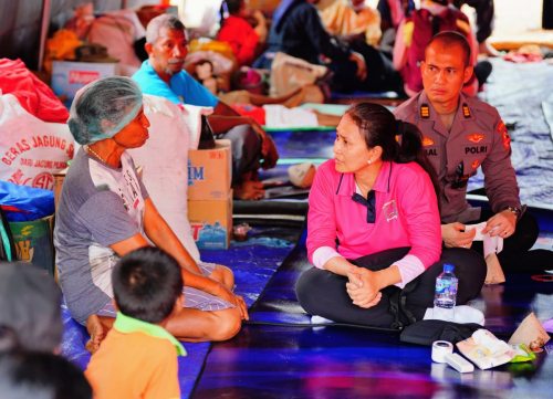 Tinjau 2 Posko Pengungsian, Ketum Bhayangkari Salurkan Bantuan ke Korban Erupsi Gunung Lewotobi
