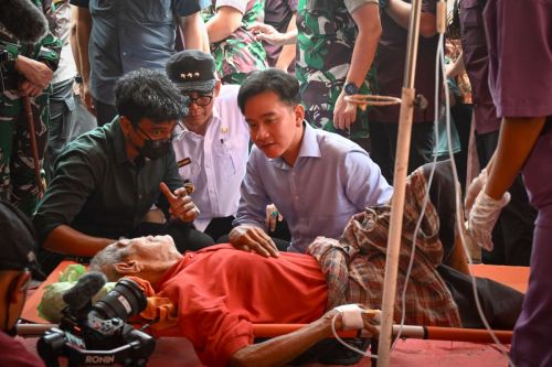 Tinjau Posko Pengungsian, Gibran Pastikan Logistik Bantuan Korban Erupsi Gunung Lewotobi Aman