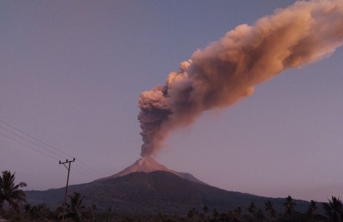 Seluruh Penerbangan di Lombok Dibatalkan Akibat Gunung Lewotobi Meletus, Warga Gunakan Jalur Laut