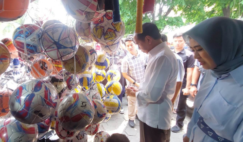 Jokowi Blusukan ke Pasar Klitikan Solo, Beli Bola Dukung Timnas Indonesia