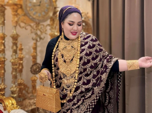 5 Potret Mira Hayati dengan Barang Mewahnya, Tas Hermes hingga Mobil Berwarna Emas