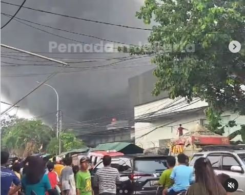 gudang-wallpaper-di-penjaringan-jakut-terbakar-hebat-asap-hitam-membumbung-tinggi