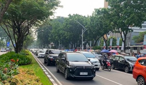 Suasana di Gerbang Pemuda SUGBK Jelang Laga Timnas Indonesia Vs Jepang, Arus Lalin Padat