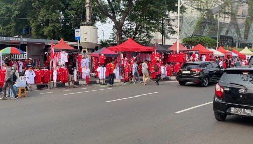 Pedagang Kaki Lima Raup Untung Berlipat Jelang Laga Timnas Indonesia VS Jepang