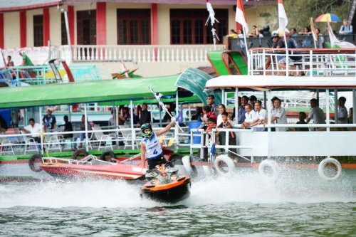 penonton-antusias-saksikan-aquabike-jetski-world-championship-2024-di-danau-toba