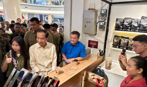 Jokowi dan Ahmad Luthfi Ngopi Bareng di Mal hingga Dikerubuti Pengunjung