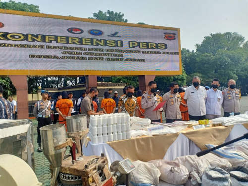 Gerebek 2 Pabrik Obat Keras, Polisi Tangkap 9 Orang dan Sita Jutaan Butir Pil LL