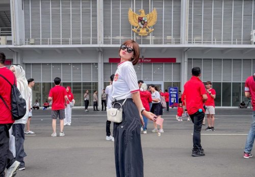 gaya-outfit-chika-jessica-nonton-timnas-indonesia-vs-timnas-jepang-tampil-stylish-pakai-jersey