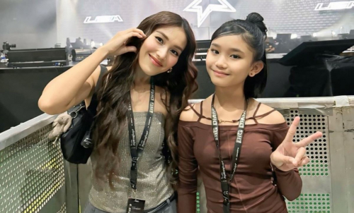 5 Potret Ayu Ting Ting Nonton Fanmeeting Lisa BLACKPINK Bareng Bilqis, Netizen : Kakak Adek Ini Sih!
