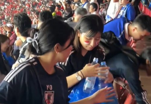 keren-suporter-jepang-beberes-sampah-di-stadion-gbk-usai-laga-kontra-timnas-indonesia