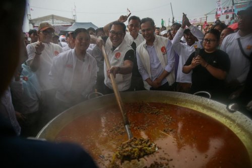 momen-ridwan-kamil-masak-besar-bareng-bobon-santoso-untuk-ribuan-warga-kalibaru