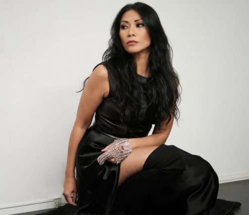 anggun-c-sasmi-tampil-stunning-di-konser-isyana-sarasvati-pakai-busana-serba-hitam