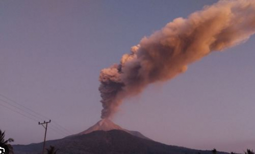 Banyak Gunung Api di Indonesia Erupsi di Waktu Berdekatan, Badan Geologi: Tak Berkaitan