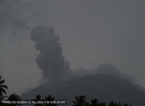 breaking-news-gunung-ibu-di-maluku-utara-meletus-muntahkan-abu-vulkanik