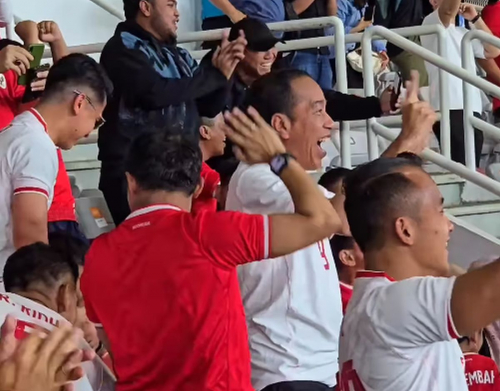 momen-jokowi-girang-nonton-timnas-indonesia-libas-arab-saudi-di-gbk