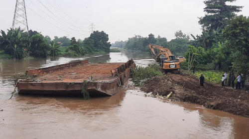 heboh-kapal-tongkang-berukuran-besar-nyangkut-di-kali-bekasi-kok-bisa