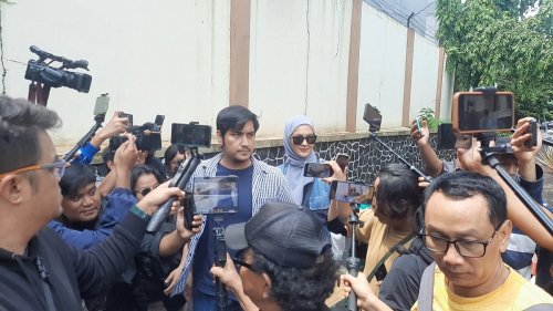 paula-verhoeven-tiba-di-pa-jaksel-pria-di-sampingnya-jadi-sorotan