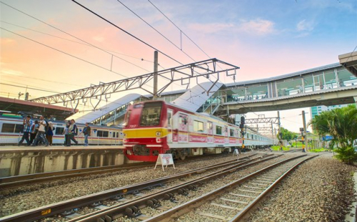 Tiang Listrik Miring Tutup Jalur Bekasi-Kranji, Semua Penumpang KRL Selamat
