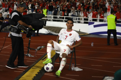 Momen Marselino Ferdinan Dikerubungi Fotografer di Laga Timnas Indonesia vs Arab Saudi, Persis seperti Cristiano Ronaldo di Piala Dunia 2022