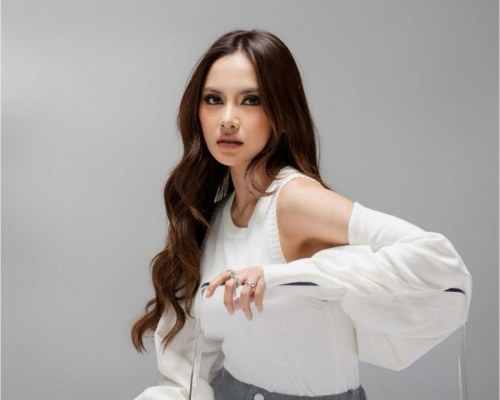 5 Ide OOTD Kasual ala Mahalini,Cocok Dipakai Traveling hingga Ngopi Cantik