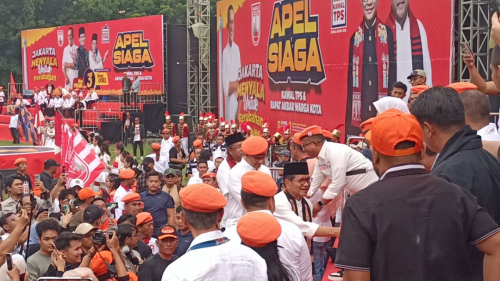 Pakai Baret Warga Kota, Anies Hadir Dalam Apel Siaga Kawal TPS Pramono-Rano