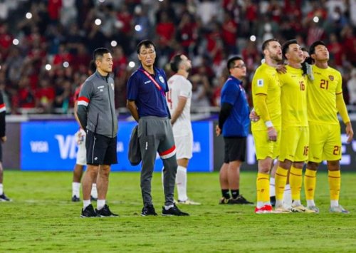 fans-garuda-terharu-lihat-maarten-paes-ikut-nyanyikan-lagu-tanah-airku-usai-timnas-indonesia-menang-2-0-atas-arab-saudi