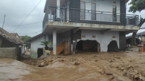 tanggul-sungai-cisunggalah-jebol-puluhan-rumah-warga-di-bandung-terendam