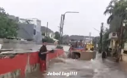 tanggul-penahan-jebol-perumahan-di-tangsel-terendam-banjir