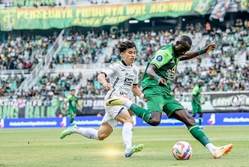 hasil-persebaya-surabaya-vs-persija-jakarta-di-babak-pertama-gol-penalti-gustavo-almeida-bawa-macan-kemayoran-unggul-1-0